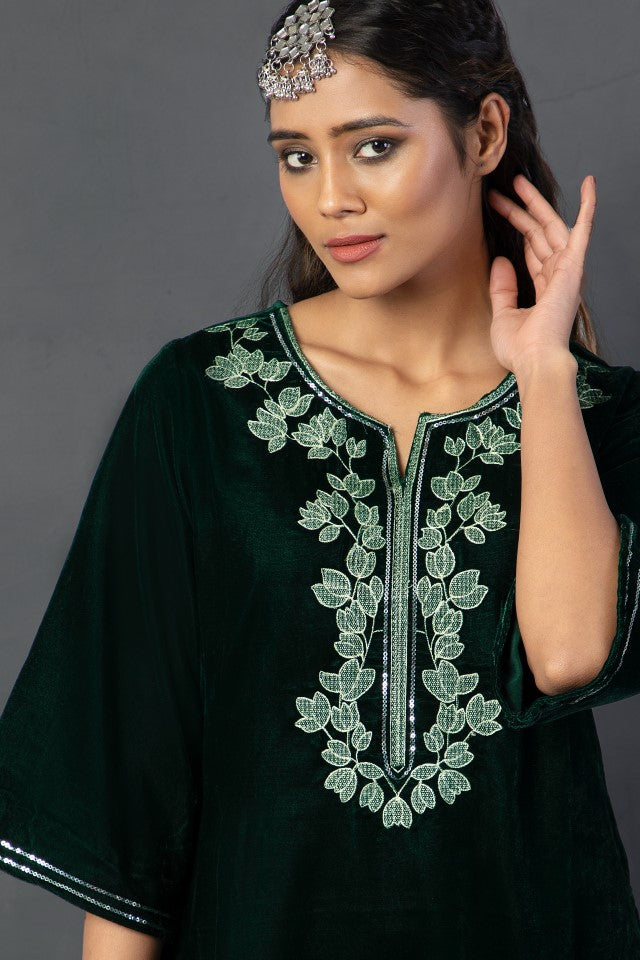 Women's Green Velvet Fabric Embroidered Kurta Set